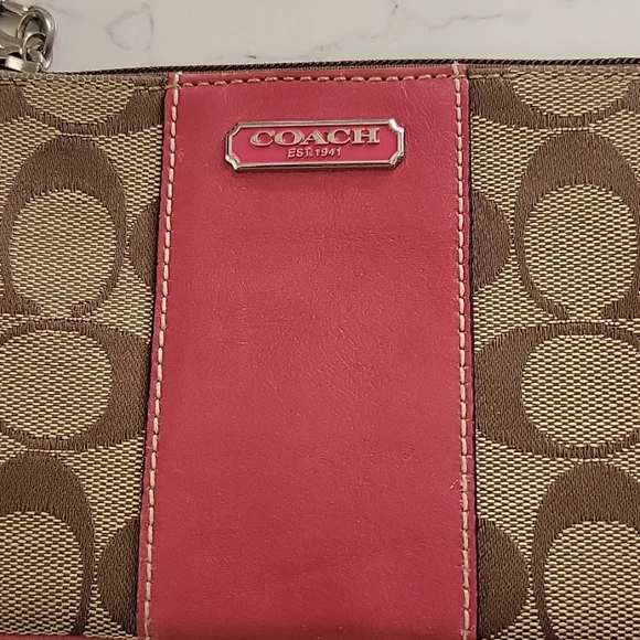 Coach wristlet, EUC🎉🎊 hot pink - Picture 2 of 6